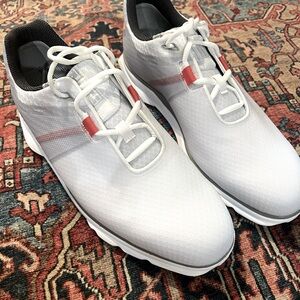 Footjoy mens golf shoes, new in box.